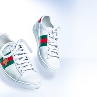 Produktfoto von laufenden weißen Sneakern